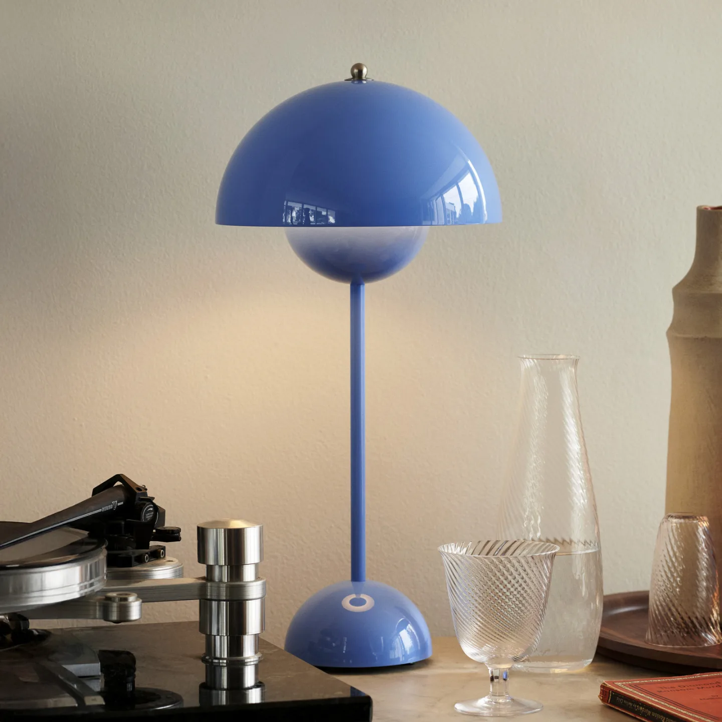 Flowerpot VP3 bordlampe lyseblå - &Tradition - Stue - Design - Metall - Med en lyskilde