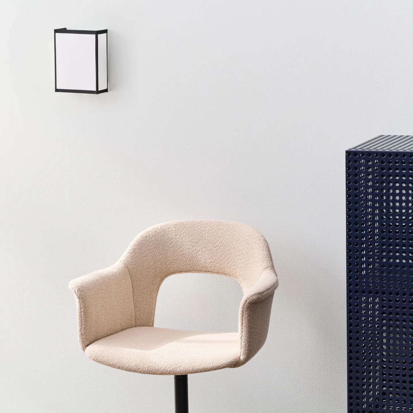 Ava Wandleuchte, weiß/schwarz, Höhe 21cm, Stecker, E14 - HAY - Flurbereich - Design - Kunststoff - Eckig