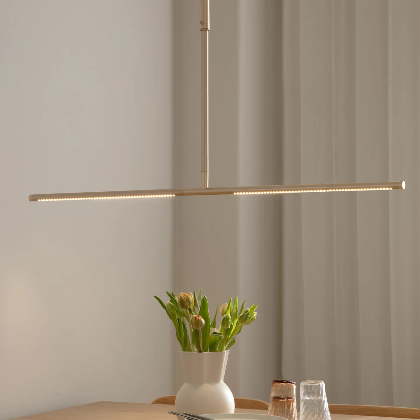 Omni LED-hængelampe messingfarvet Længde 107 cm 2 lyskilder - UMAGE - Spisestue - Design - Aluminium - Med flere lyskilder