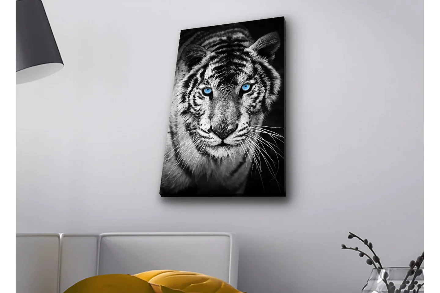 Canvastavla med LED-belysning - Porträtt av en vit tiger med blå ögon - Svart / Vit / Blå