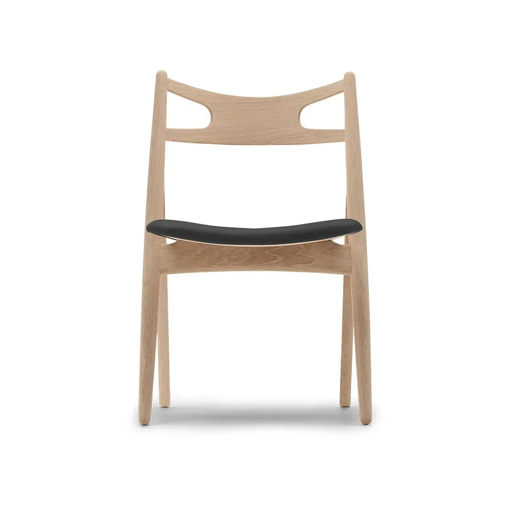 Carl Hansen & Søn CH29P Sawbuch chair lädersits Thor 301-vitoljad ek-svart
