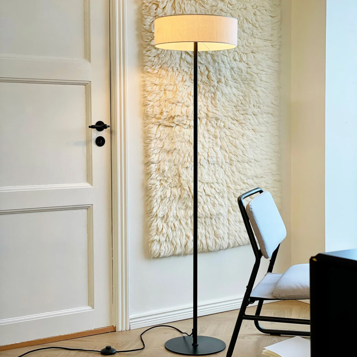 Calix Stehleuchte Natur/Schwarz - DybergLarsen Dyberg Larsen - Wohnzimmer - Design - Metall - Mit Schirm