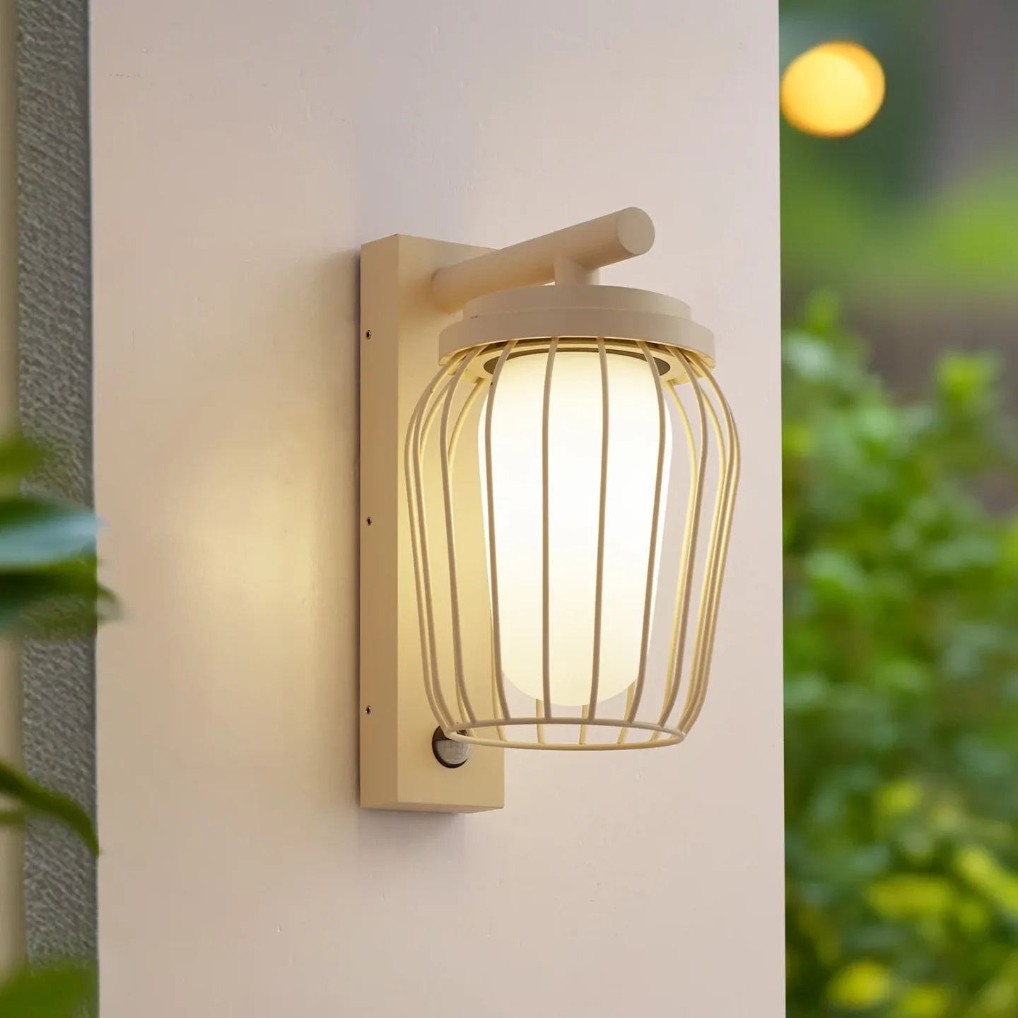 Chandan Außenwandlampe, 30cm, beige, Sensor, IP44 - Lucande - Terrasse - Modern - Aluminium - Einflammig