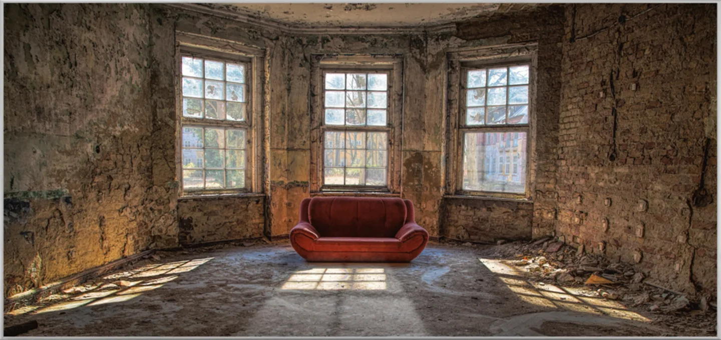 image LAND Bild mit Rahmen Rotes Sofa | Schubiger Möbel
