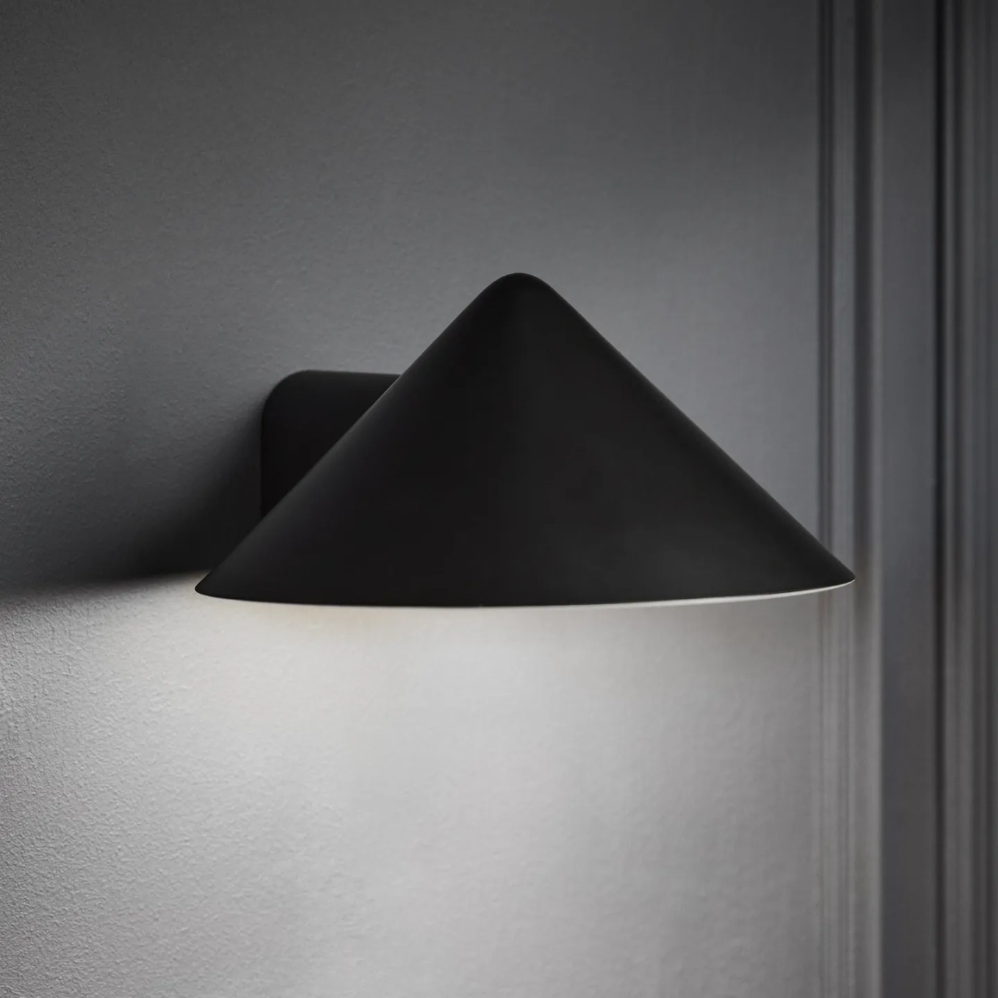 Grasp LED-batteridrevet væglampe Sort - FRANDSEN - Stue - Design - Rustfrit stål - Med én lyskilde