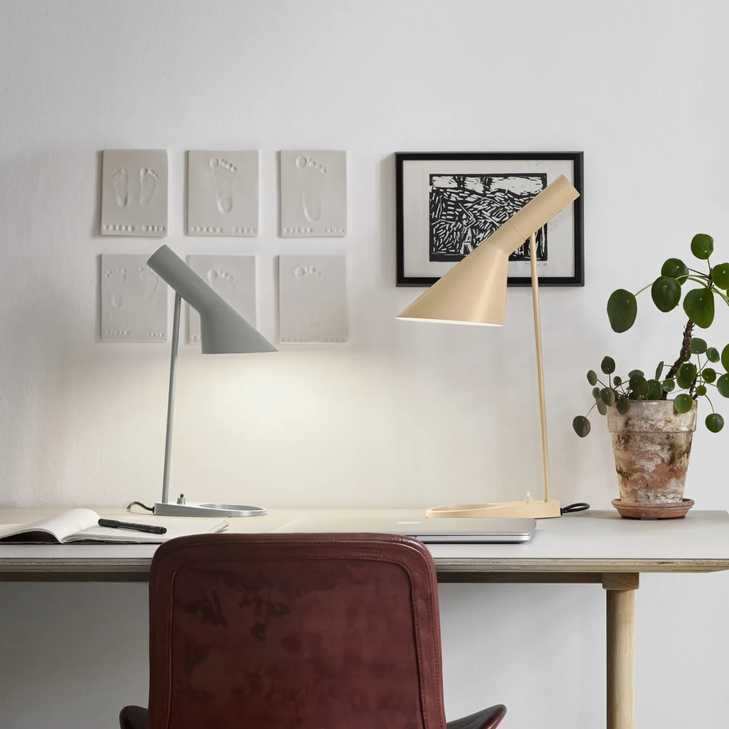 AJ Tischleuchte Warm Grey - Louis Poulsen - Wohnzimmer - Design - Metall - Einflammig