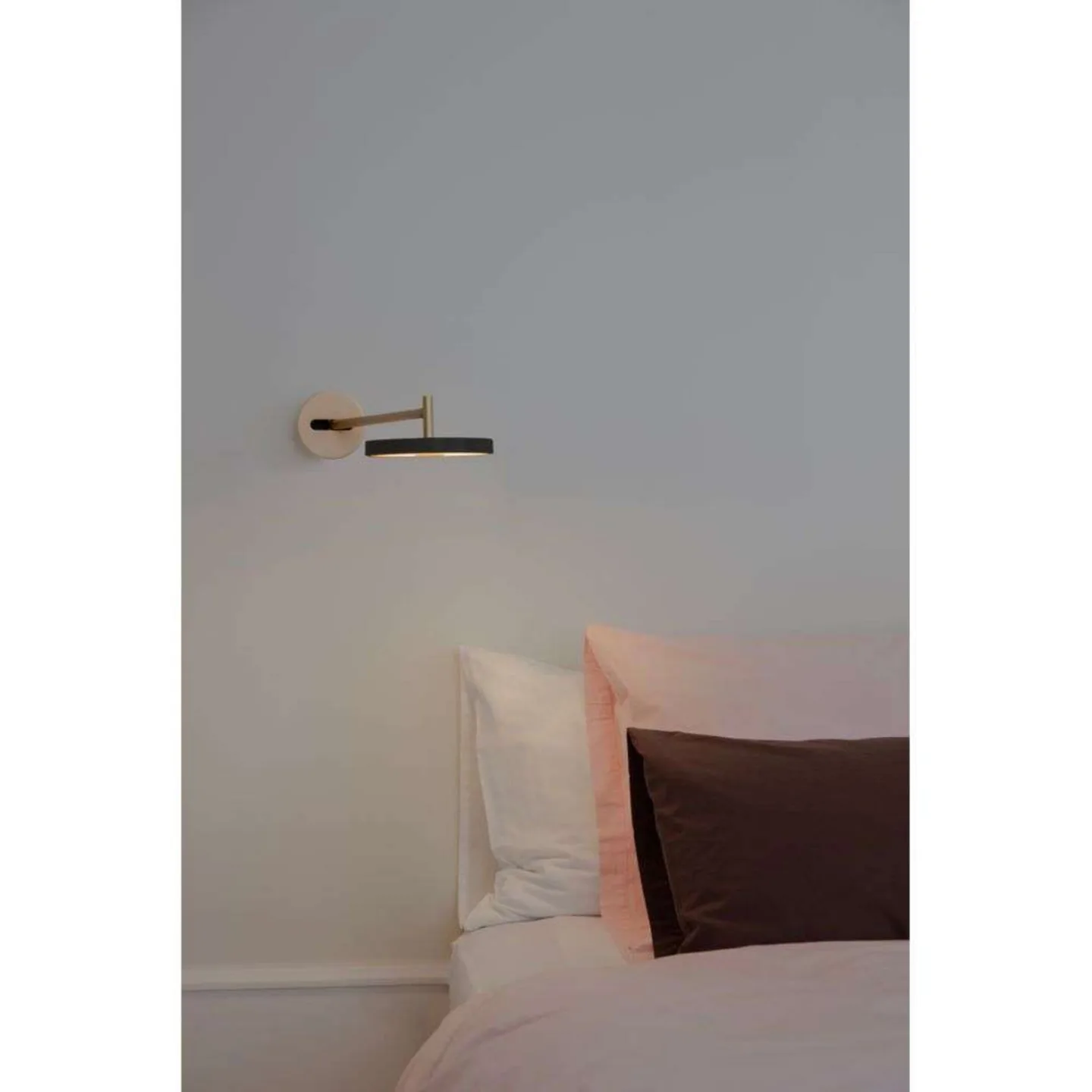 Asteria Long LED-vegglampe svart/messing, Hardwire - UMAGE - Stue - Design - Metall - Med en lyskilde
