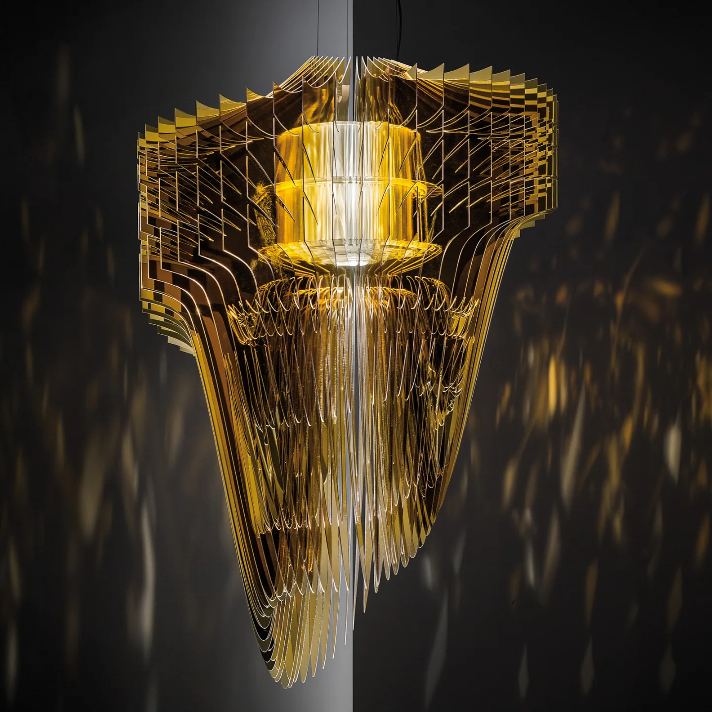 Aria M hengelampe, gull, Ø 60 cm - Slamp - Stue - Design - Plast - Med en lyskilde