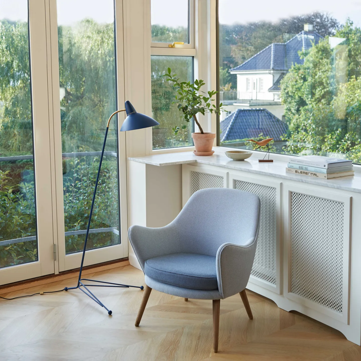 Warm Nordic Lightsome golvlampa azure blue, mässingdetalj
