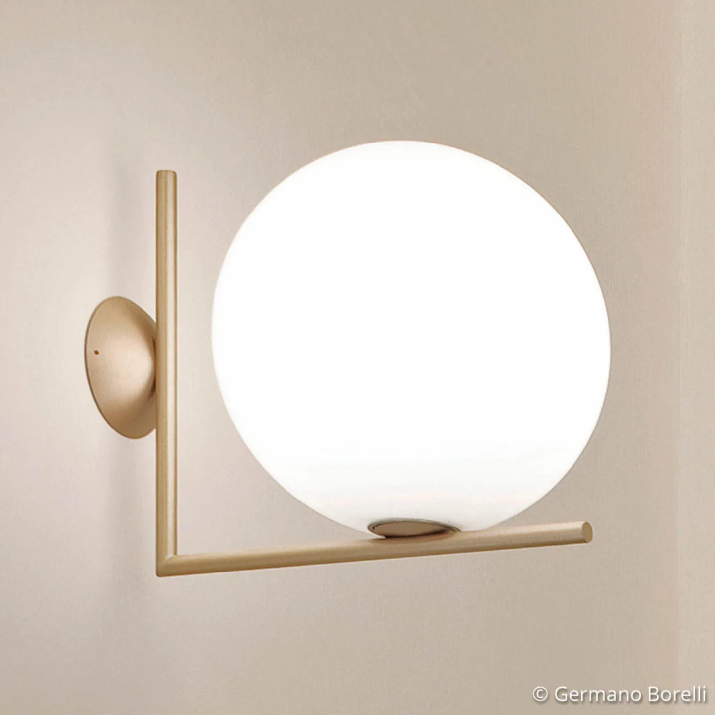 IC C/W2 Wandleuchte/Deckenleuchte Messing - Flos - Wohnzimmer - Design - Metall - Kugel