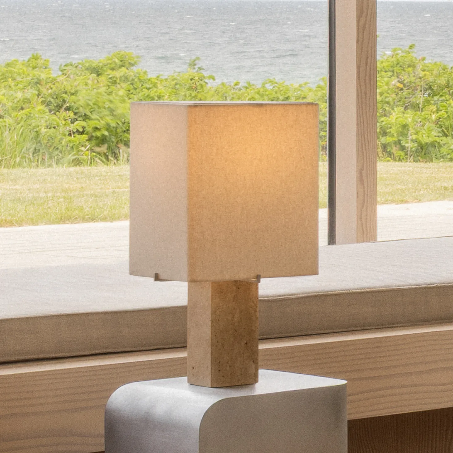 Nonna Tischlampe, travertin-/sandfarben, Höhe 49 cm, Stoff Audo Copenhagen - Wohnzimmer - Design - Stoff / Textil - Mit Schirm