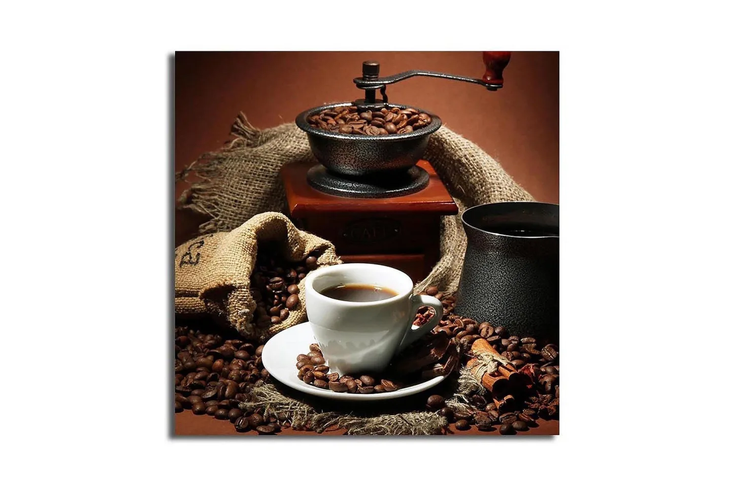 Canvastavla 45x45 cm - Kopp med nybryggt kaffe omgiven av kaffebönor och en kaffekvarn - Mörkbrun / Svart / Beige