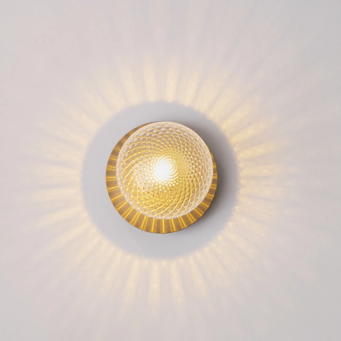 Liila 1 Medium Spot, gull/klar, IP44, G9 – Nuura Nuura Aps - Stue - Design - Glass - Kule