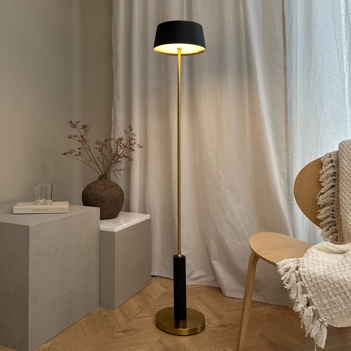 Yoyo Rechargeable LED Gulvlampe Black - Dyberg Larsen - Stue - Design - Metal - Med skærm