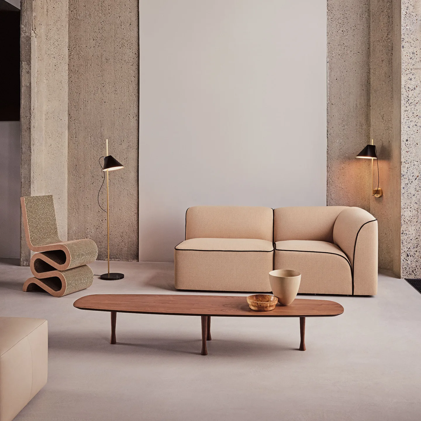 Yuh Stehleuchte Schwarz/Messing - Louis Poulsen Yuh Brass - Wohnzimmer - Design - Metall - Mit Schirm