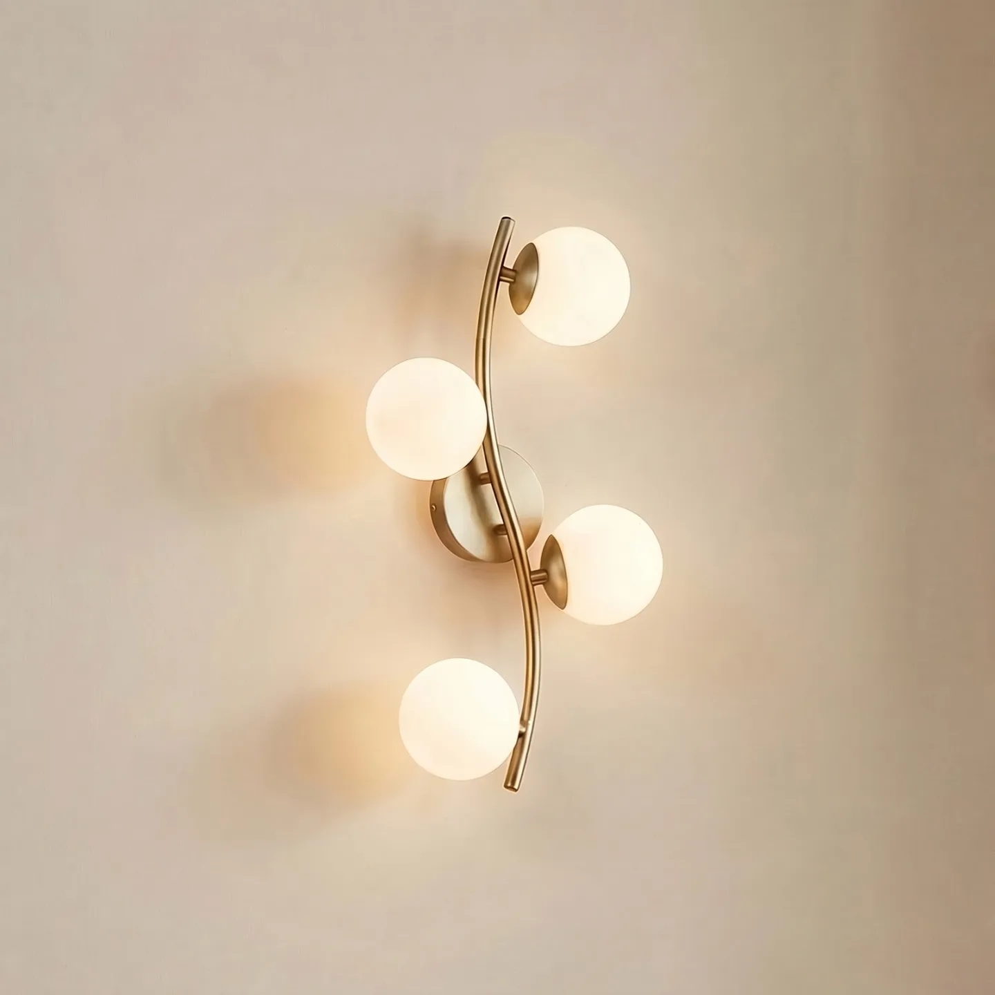 Josiana vägglampa, opal/mässing, kula, glas - Lindby - Vardagsrum - Modern - Med flera ljuskällor