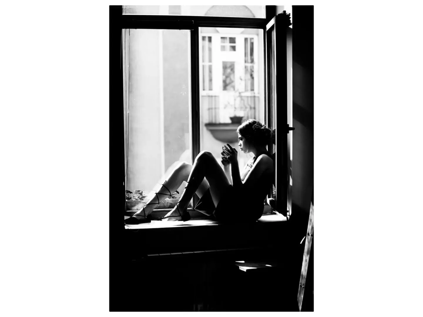 image LAND Digitaldruck auf Glas Frau Auf Der Fensterbank | Schubiger Möbel