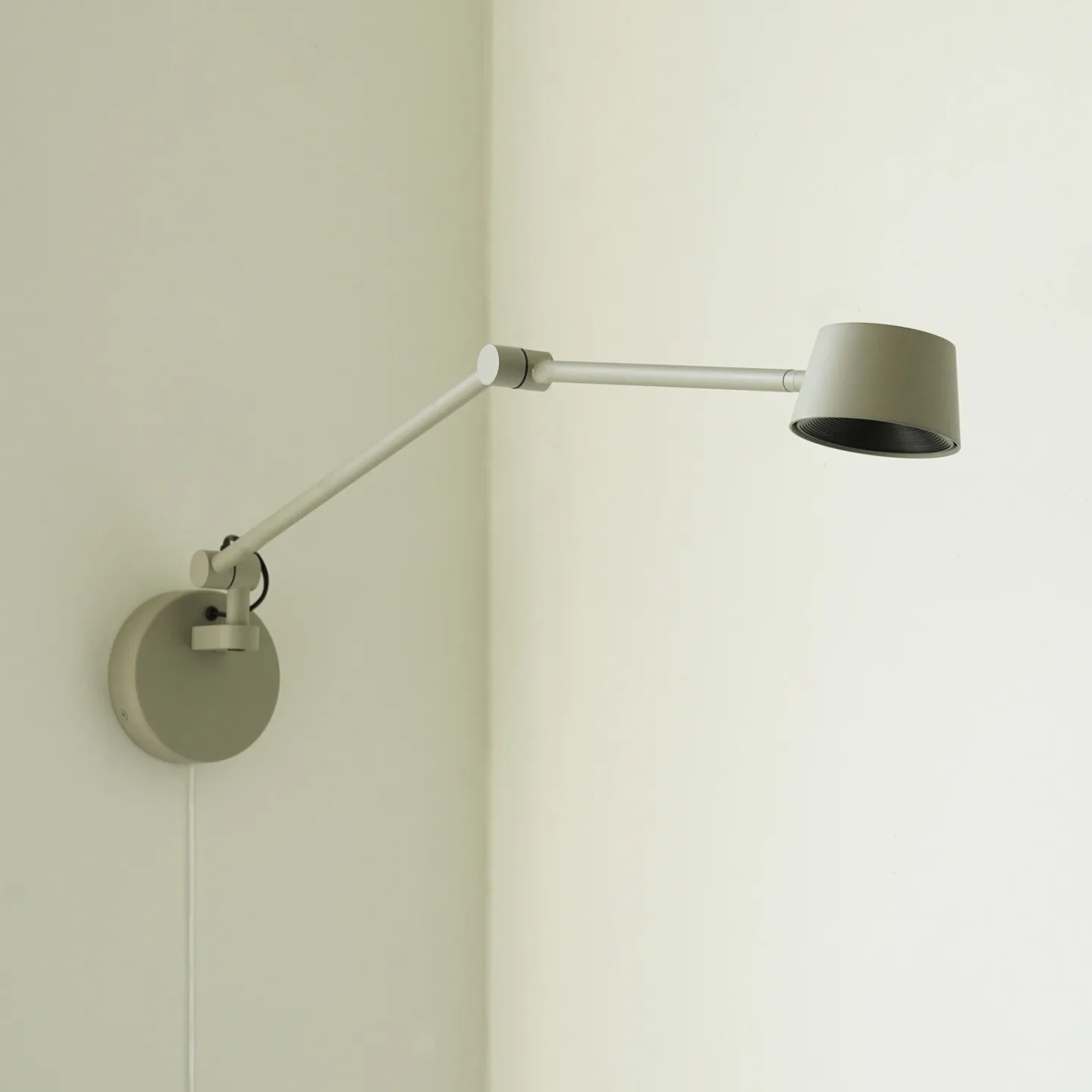 Direction LED-væglampe, grå mat, udhæng 53 cm - Antidark - Stue - Moderne - Metal - Med én lyskilde