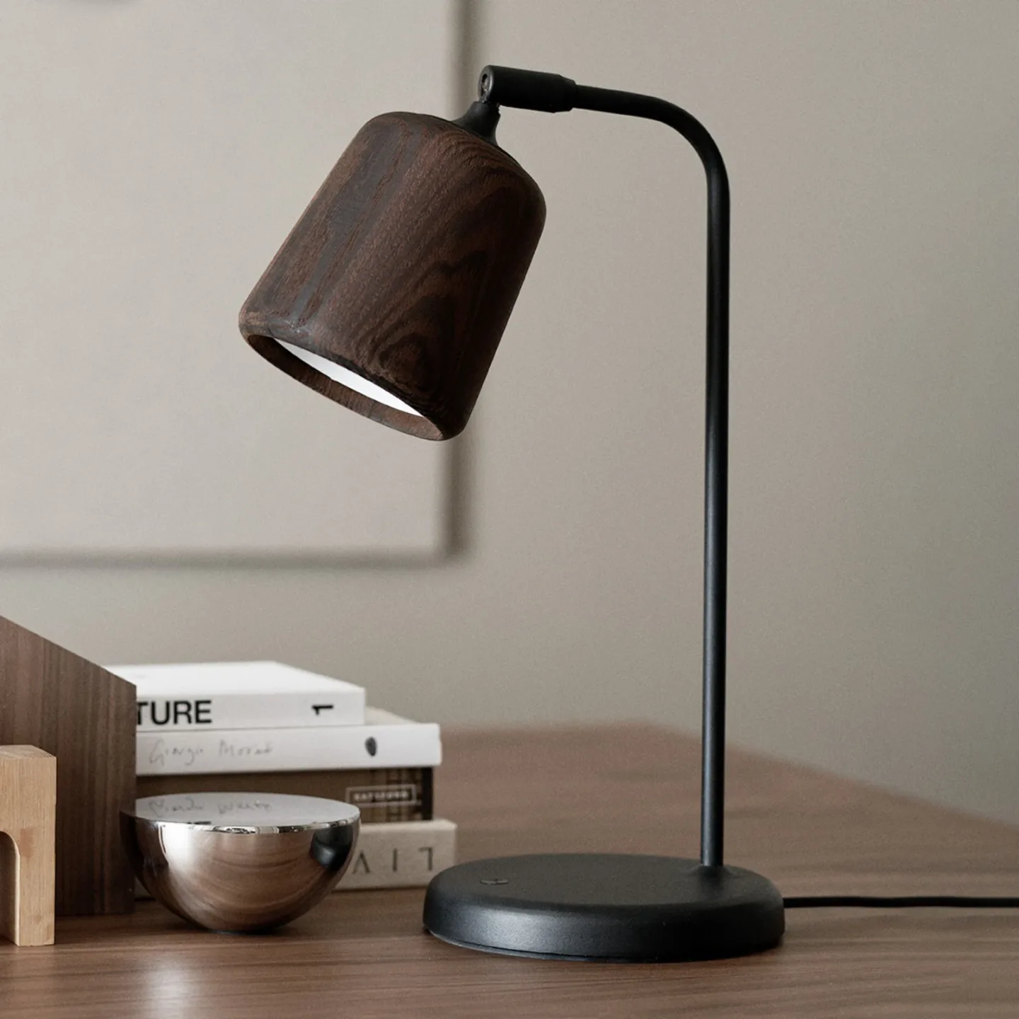 New Works Material bordslampa Smoked oak