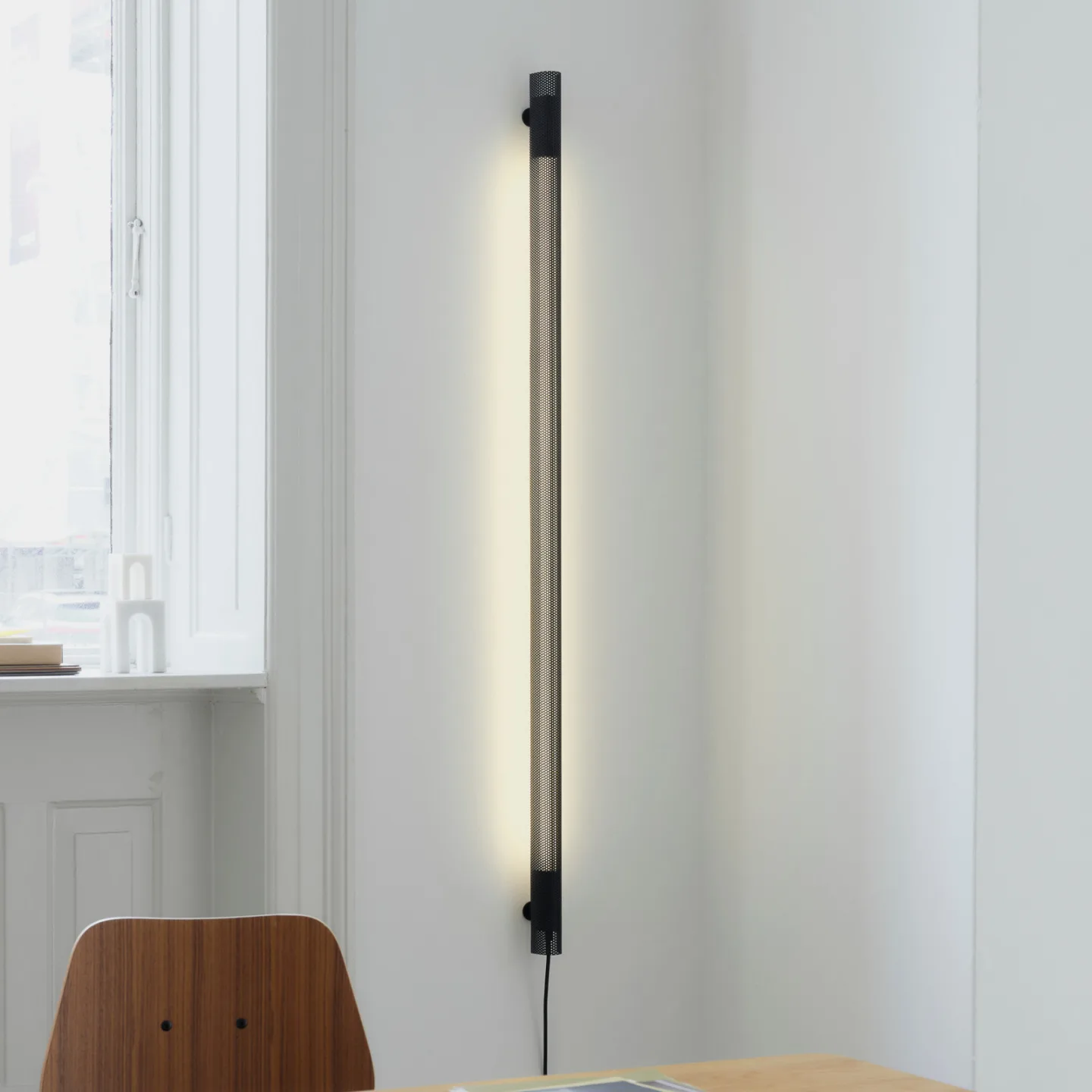 Gejst Radent Wandleuchte long 135 cm Schwarz