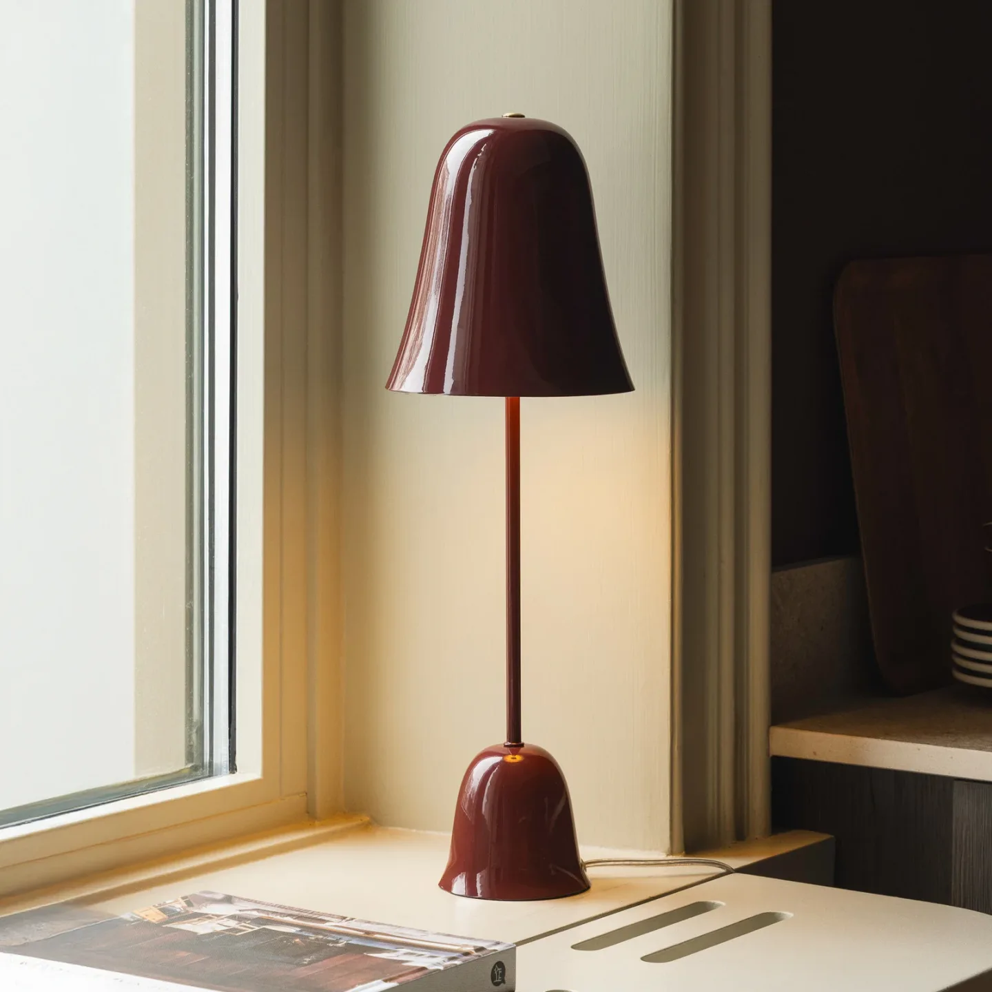 Blåklockan Tischlampe weinrot Höhe 56 cm - Globen Lighting - Wohnzimmer - Skandinavisch - Metall - Mit Schirm
