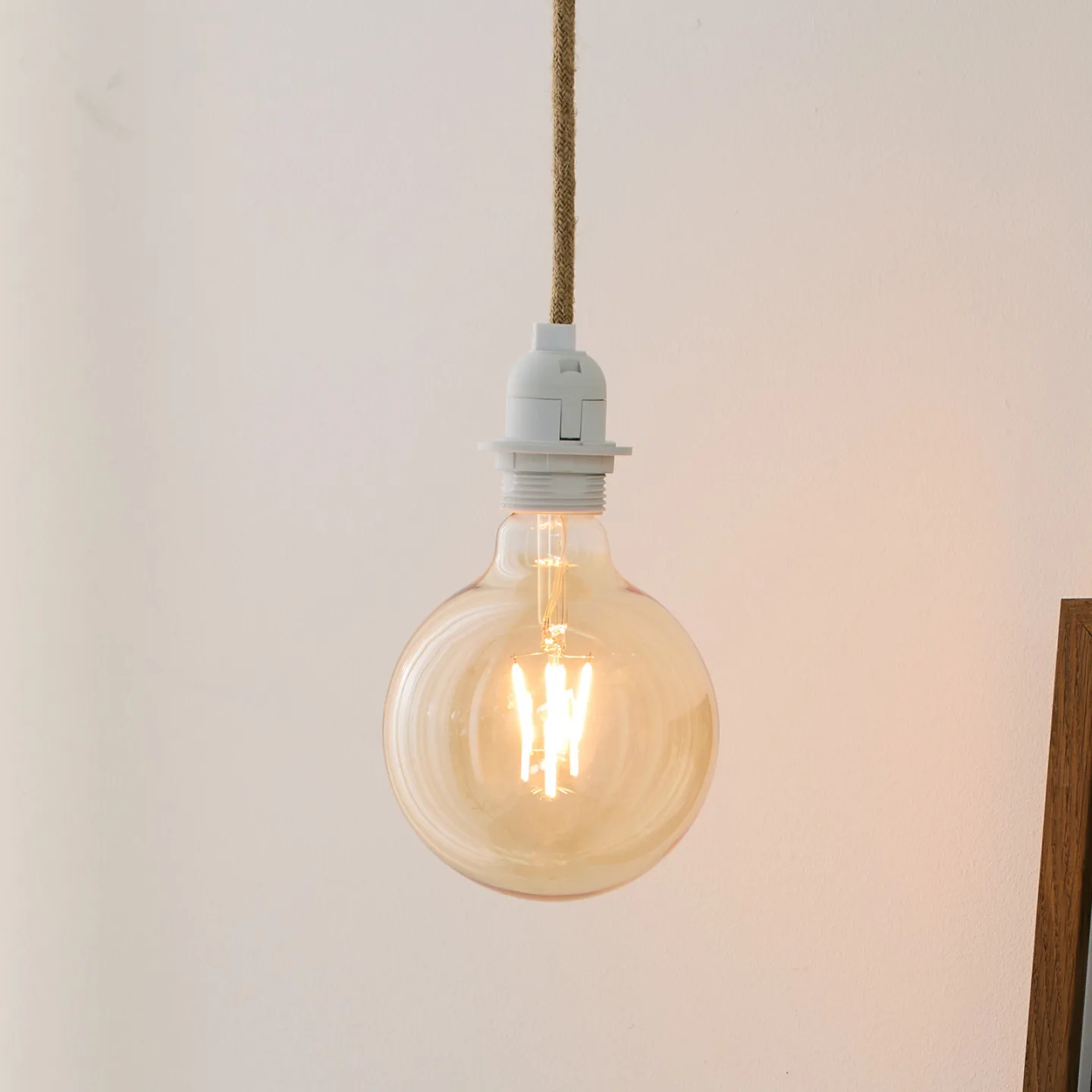 BASIC hänglampa, vit/brun, Ø 8 cm, E27 – Halo Design - Metall - Med en ljuskälla