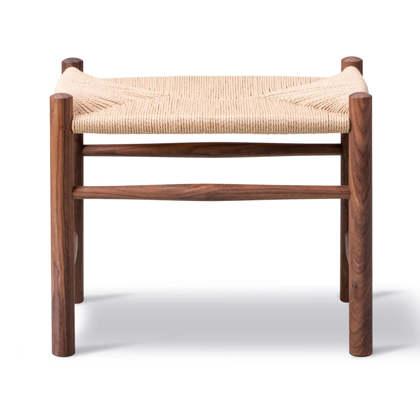 Fredericia Furniture - Wegner J16 Stool, Oljad valnöt, Naturfärgad sits - Pallar - Hans J. Wegner