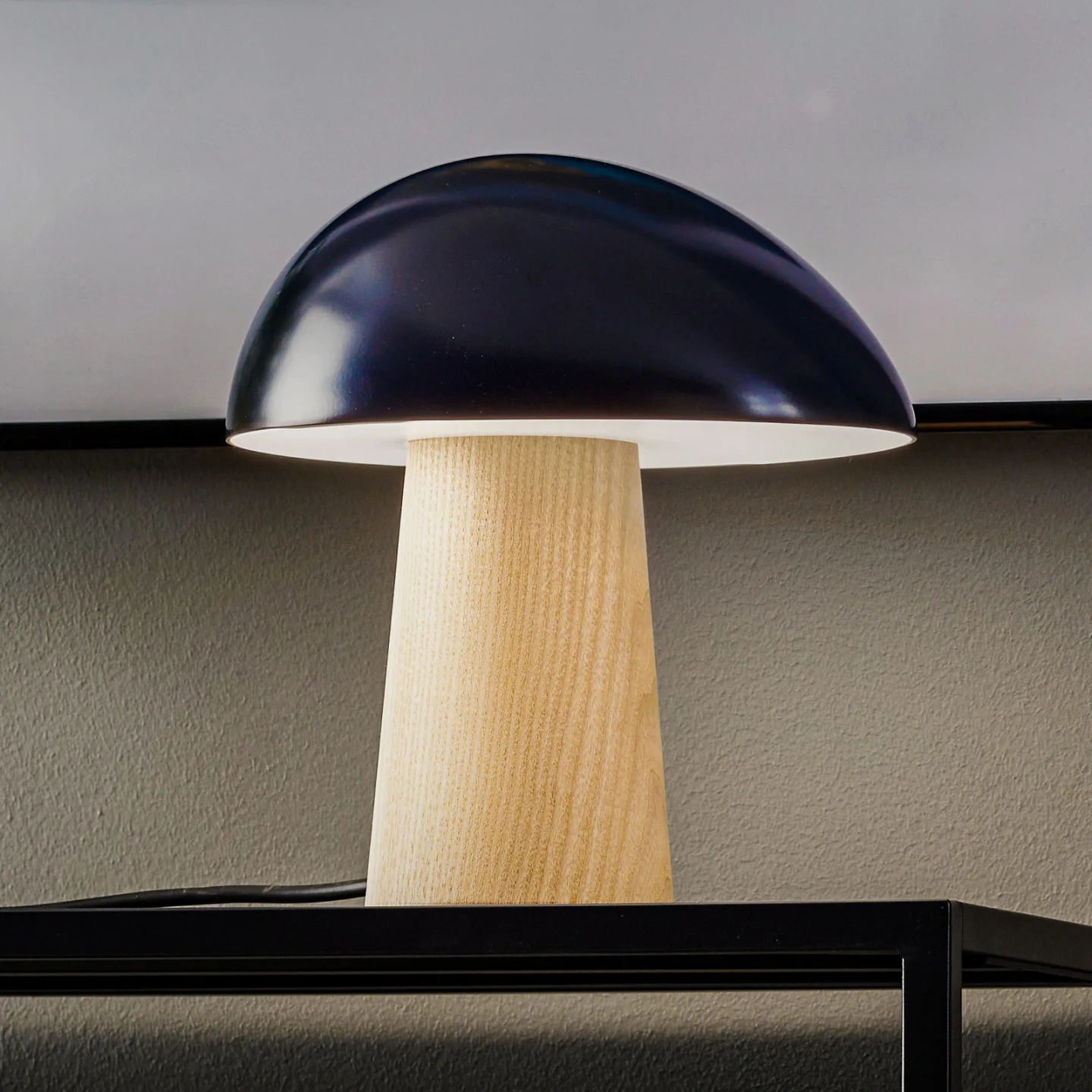 Night Owl Tischleuchte Matt Midnight Blue/Ash - Fritz Hansen - Wohnzimmer - Design - Holz - Mit Schirm