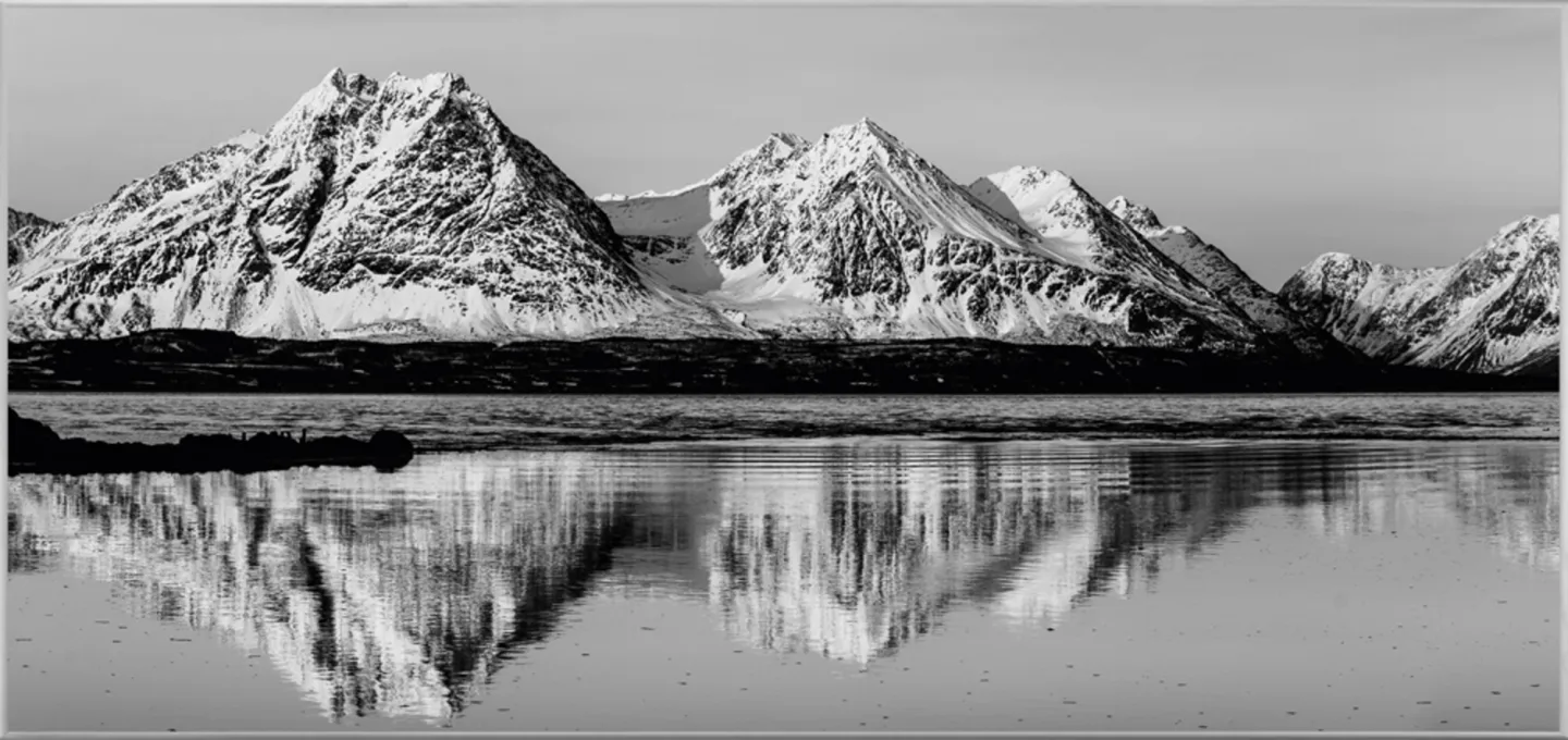image LAND Bild mit Rahmen Spiegelnde Winterberge | Schubiger Möbel