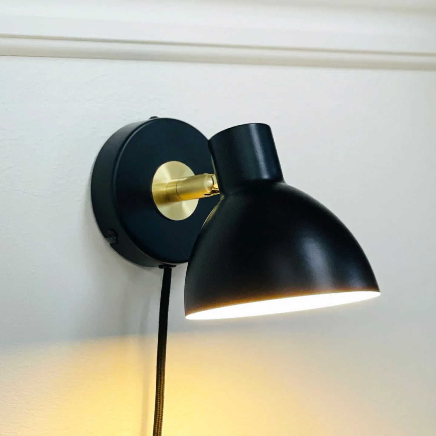 Lilje Wandleuchte Schwarz/Messing - DybergLarsen Dyberg Larsen - Wohnzimmer - Design - Metall - Mit Schirm