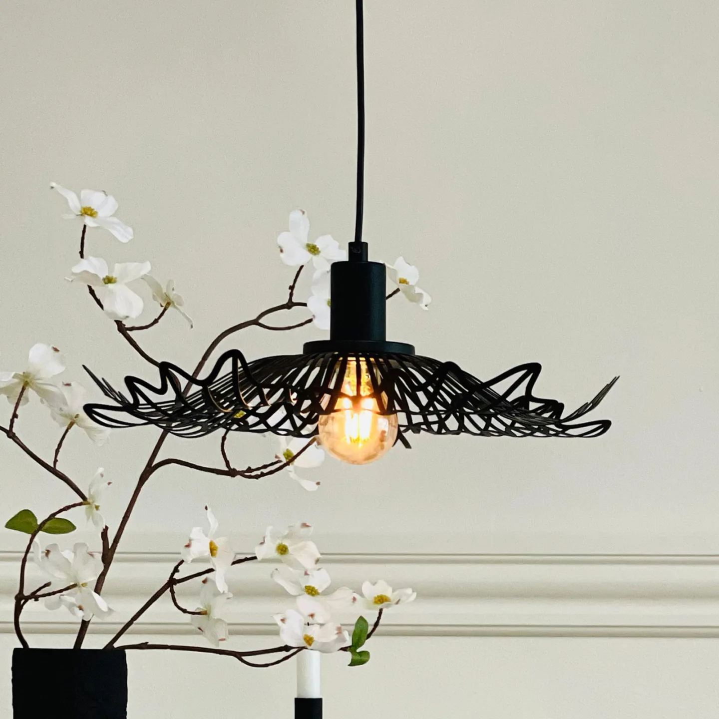Flora pendellampe, Small, mat sort – DybergLarsen Dyberg Larsen - Stue - Design - Metal - Med én lyskilde