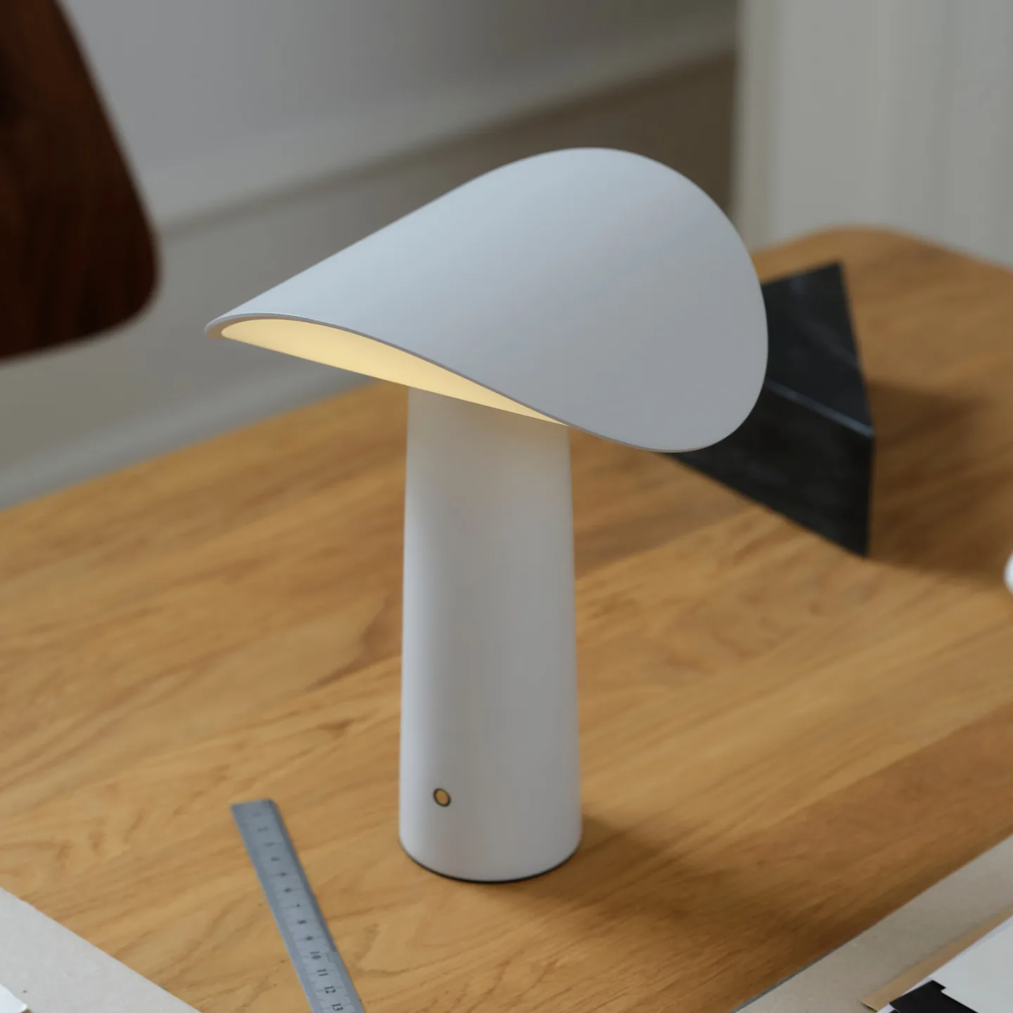 Lium LED-batteridrevet bordlampe, grå, 2.700 K, USB - GEJST - Stue - Moderne - Aluminium - Med én lyskilde