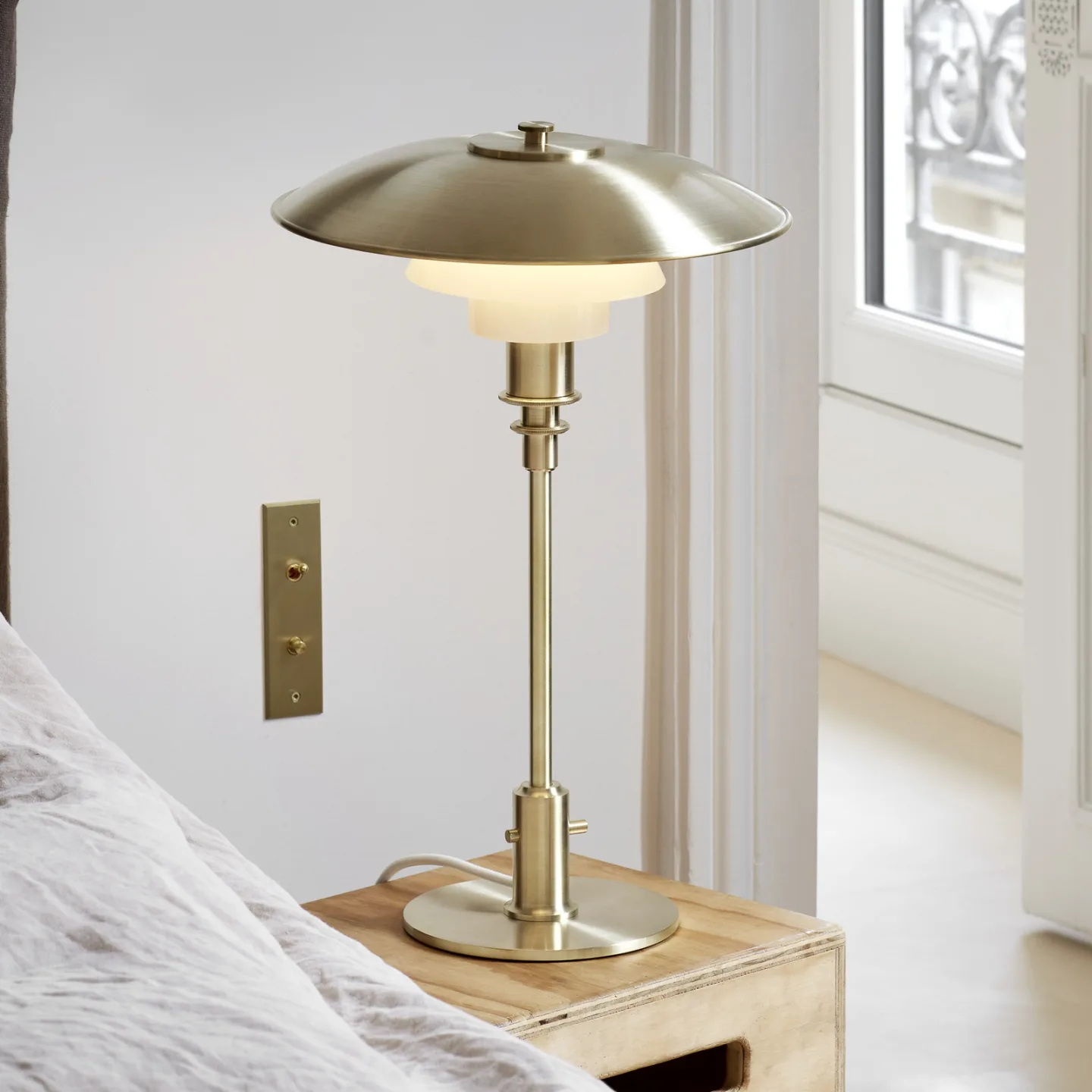 PH 3/2 Tischlampe, messing/weiß, 48 cm, Glas - Louis Poulsen - Wohnzimmer - Design - Metall - Mit Schirm