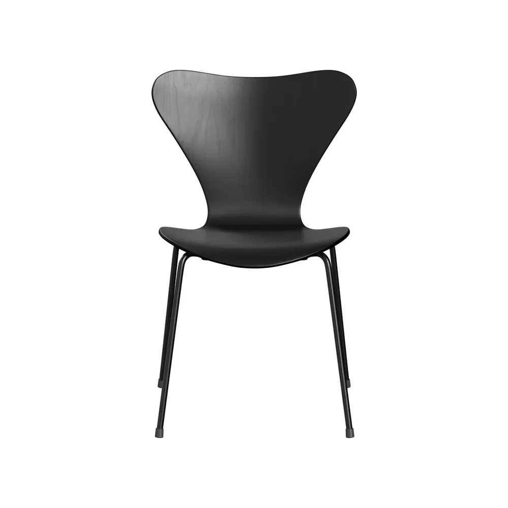 Fritz Hansen Sjuan 3107 stol Svart-färgad ask-svart stativ