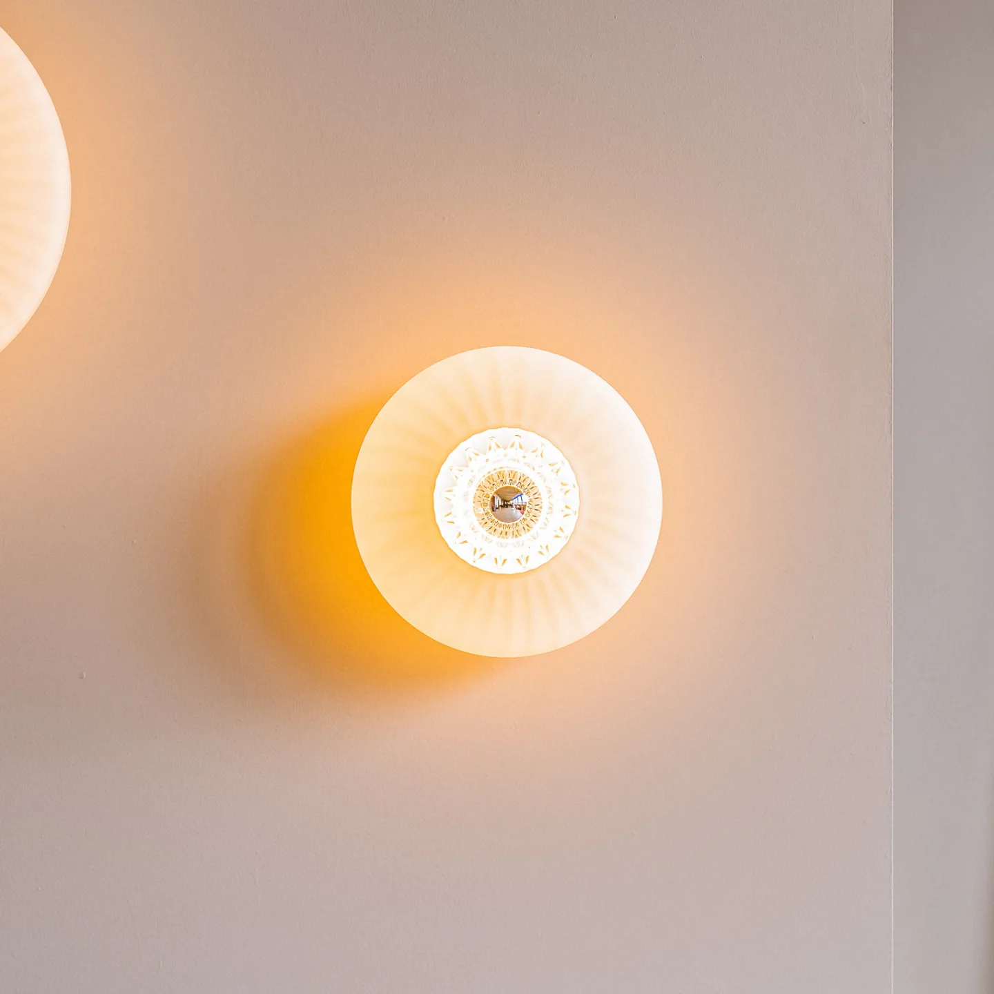 New Wave Optic Wall Opal/White - Design By Us - Stue - Glass - Med en lyskilde