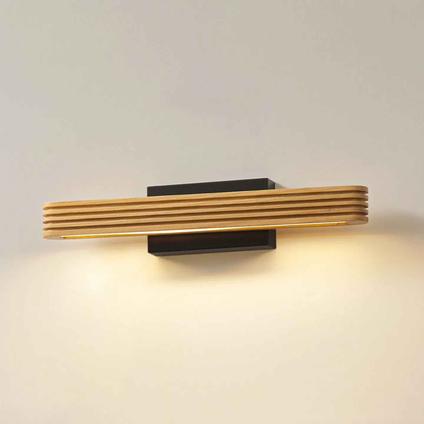 Lieske LED-Wandleuchte, schwarz, 40 cm, Holz - Lucande - Wohnzimmer - Modern - Eckig