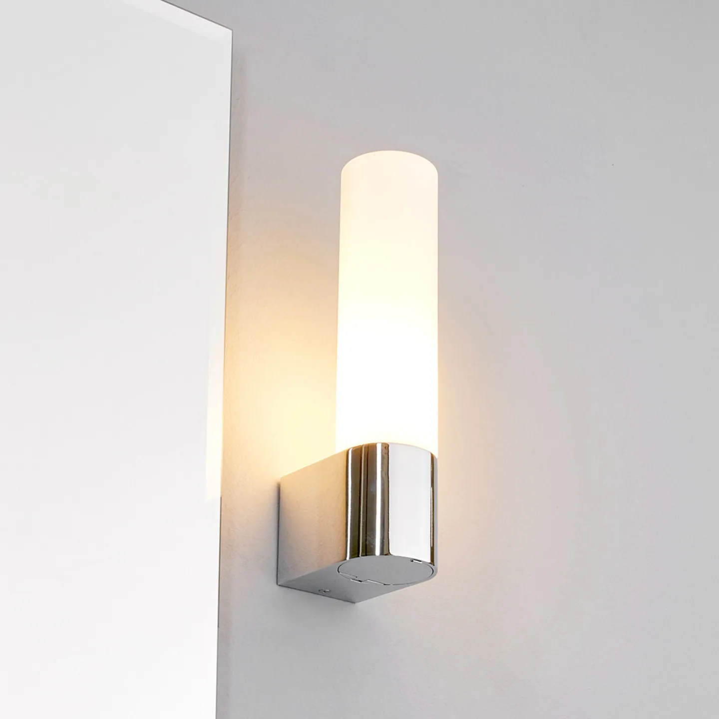 Melike Vegglampe Chrome/Satin White - Lindby - Bad - Moderne - Metall - Med en lyskilde