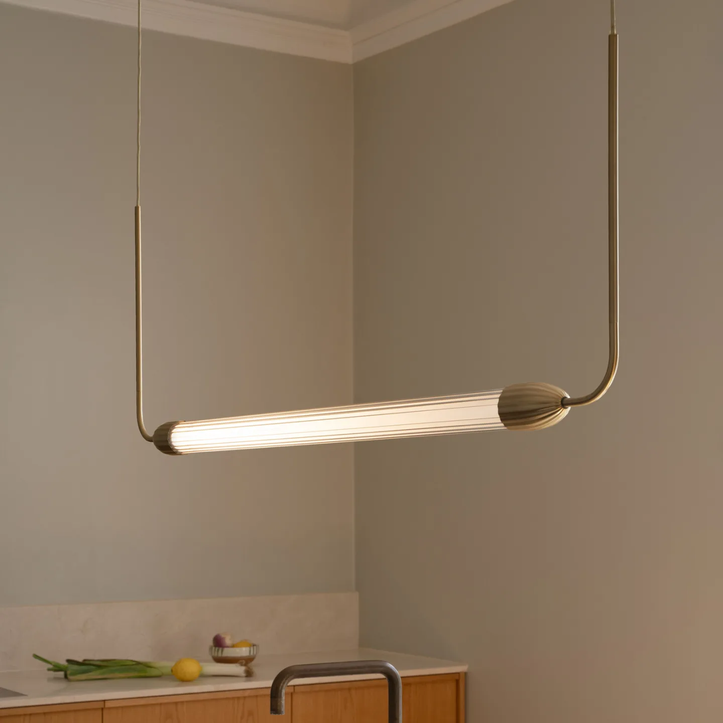 LEMON SQUEEZE LINEAR hængelampe, messing 138 cm GU10 - UMAGE - Spisestue - Design - Metal - Med én lyskilde
