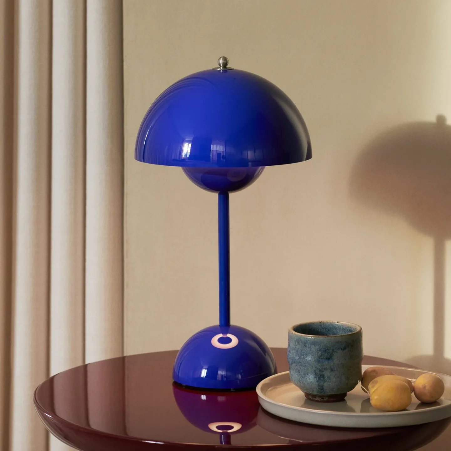 Flowerpot VP9 LED-batteridrevet bordlampe, koboltblå - &TRADITION - Stue - Design - Plastik - Med skærm