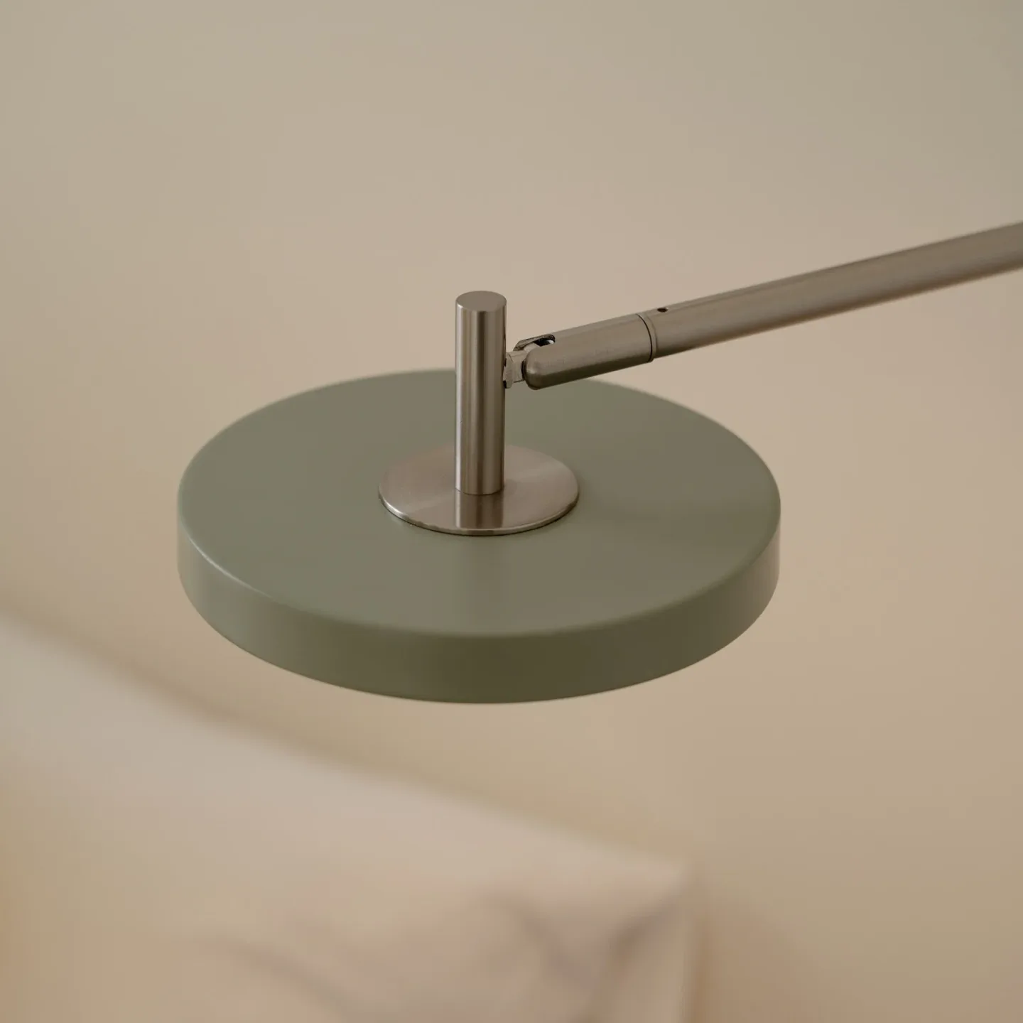 Asteria Long LED-Wandlampe, oliv, Stahl, Hardwire - UMAGE - Wohnzimmer - Design - Metall - Einflammig