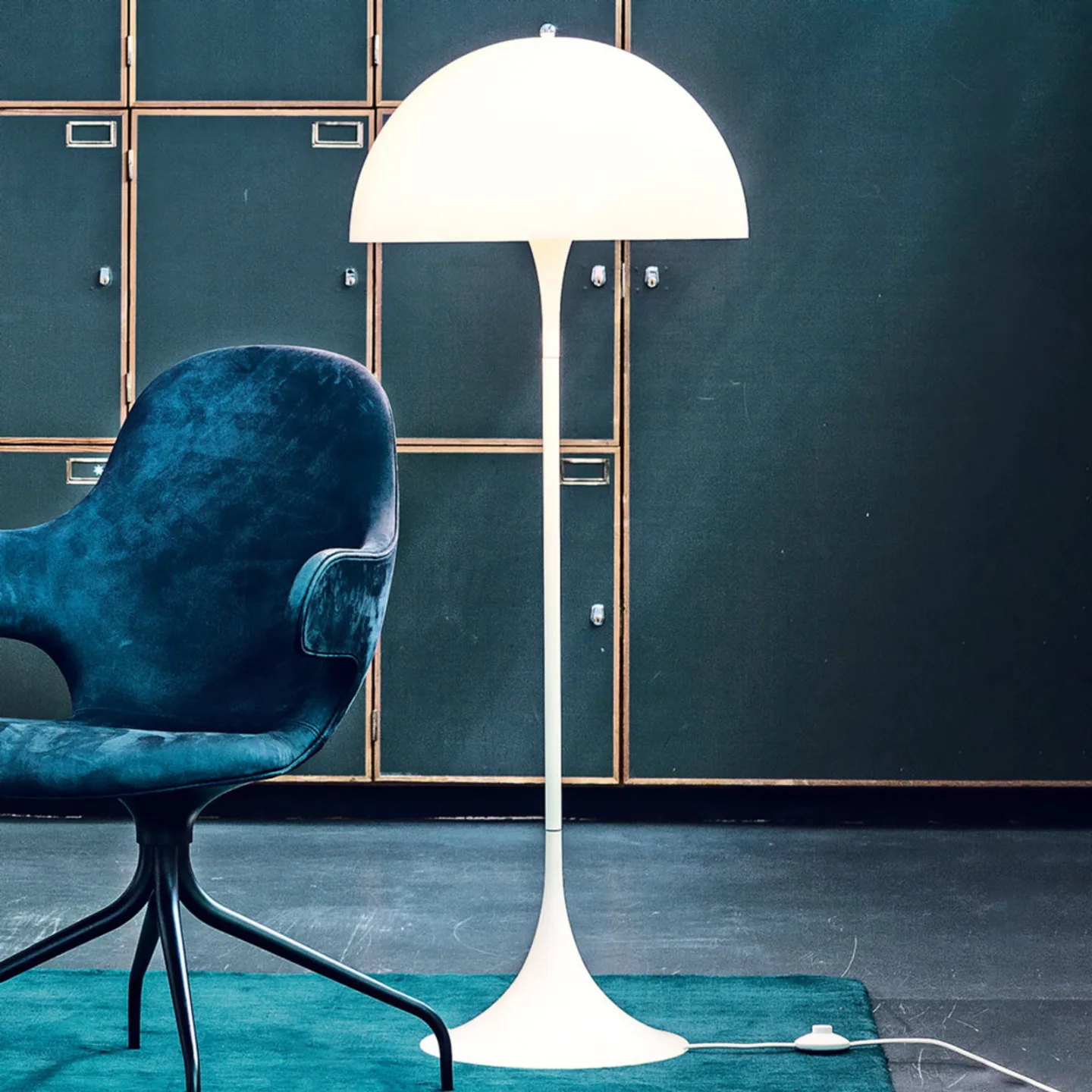 Panthella Stehleuchte, weiß/opal - Louis Poulsen - Wohnzimmer - Design - Kunststoff - Mit Schirm