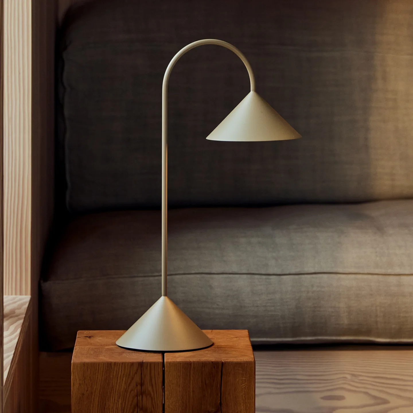 Grasp LED-Akku-Tischlampe, sandgrau, Höhe 47 cm, Metall - FRANDSEN - Balkon - Design - Einflammig