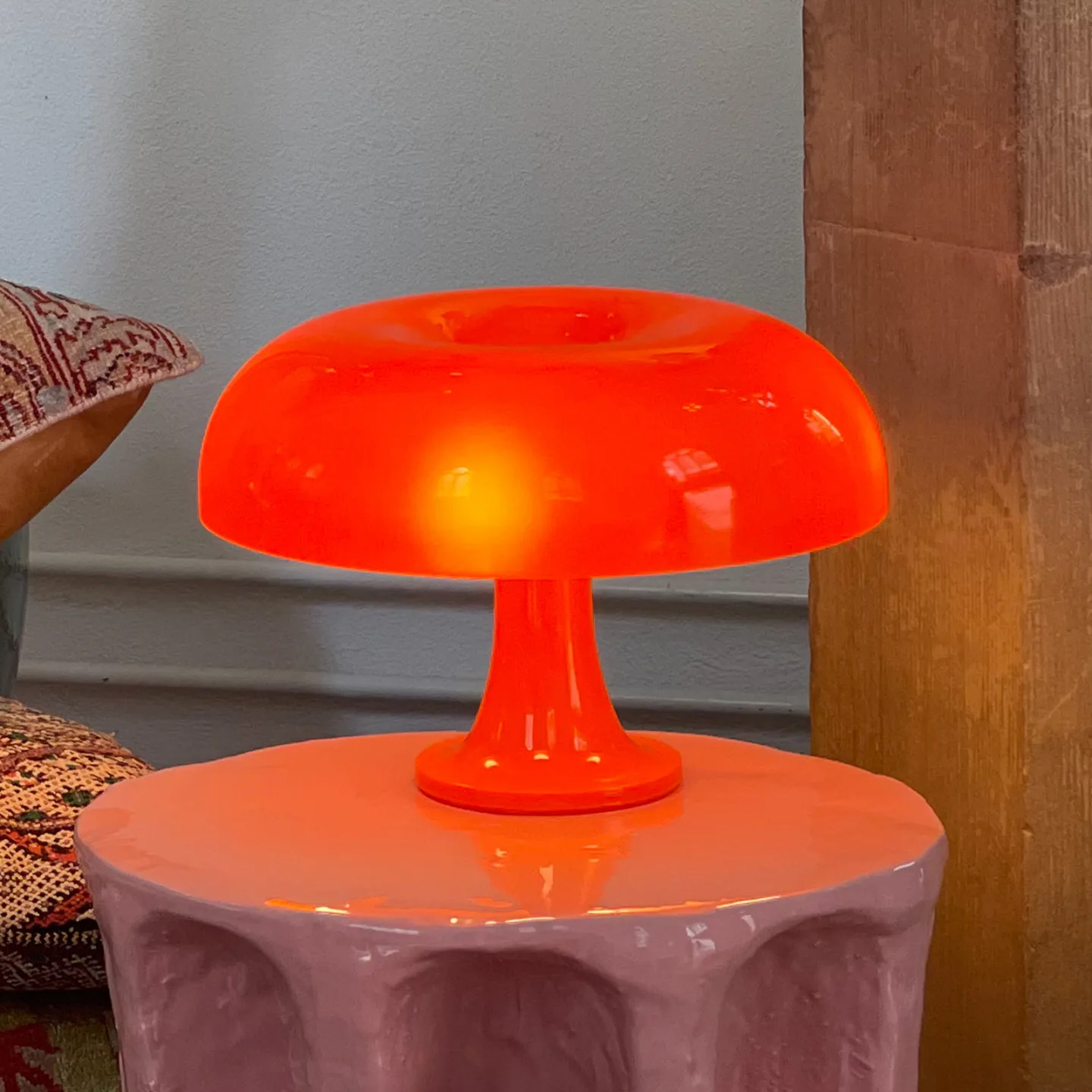 Nessino design-bordlampe, orange, Ø32 cm – Artemide - Stue - Plastik - Med skærm