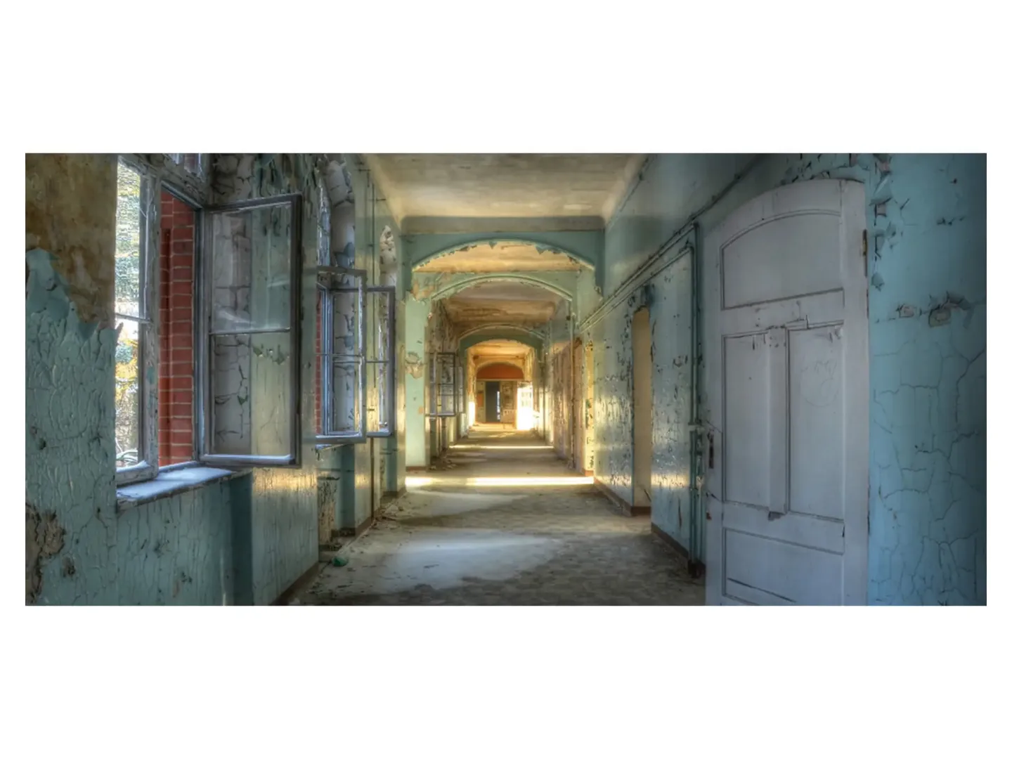 image LAND Digitaldruck auf Acrylglas Lost Place Flur 1 | Schubiger Möbel
