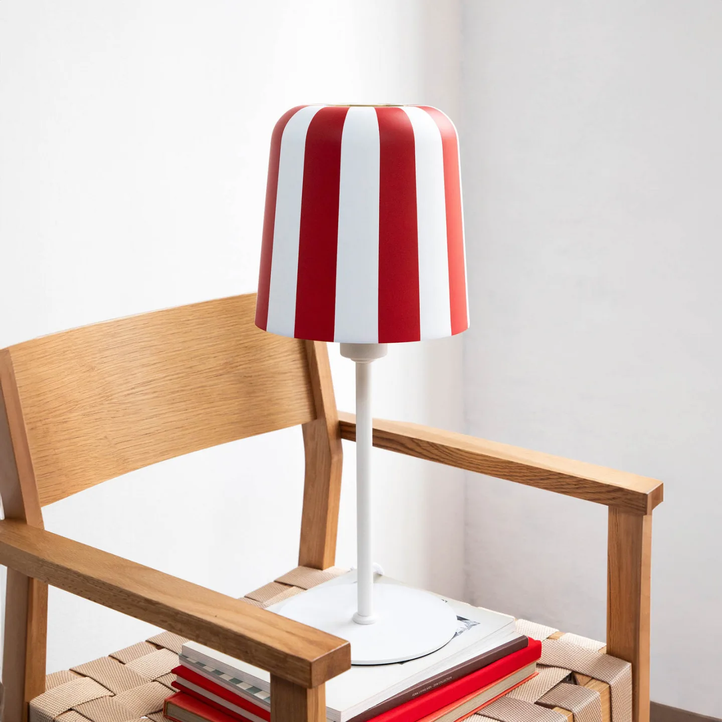 Gry Tischleuchte Dark Rot/Weiß - Dyberg Larsen - Wohnzimmer - Design - Metall - Mit Schirm