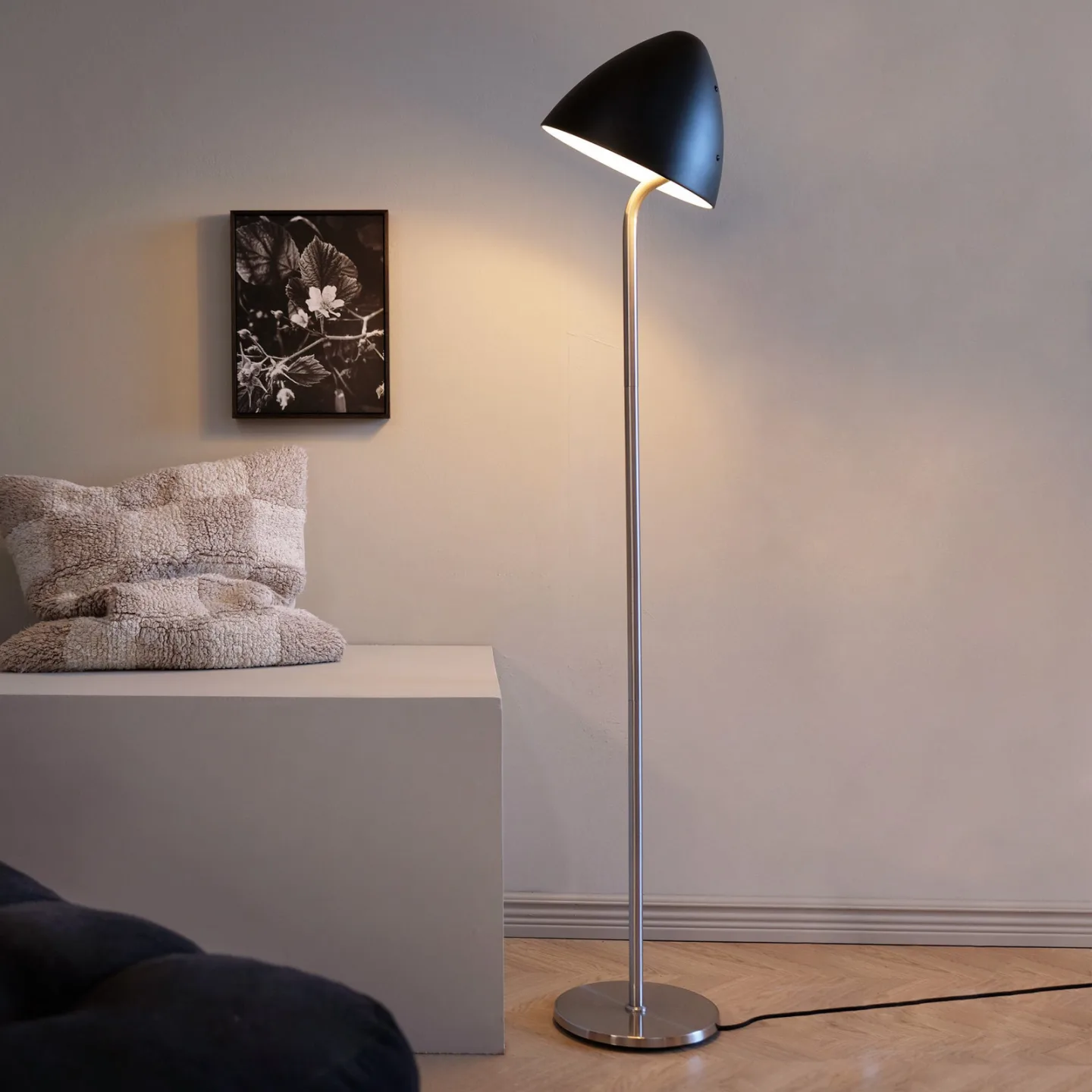 Oulu Stehleuchte Black/Brushed Steel - Dyberg Larsen - Wohnzimmer - Design - Metall - Mit Schirm