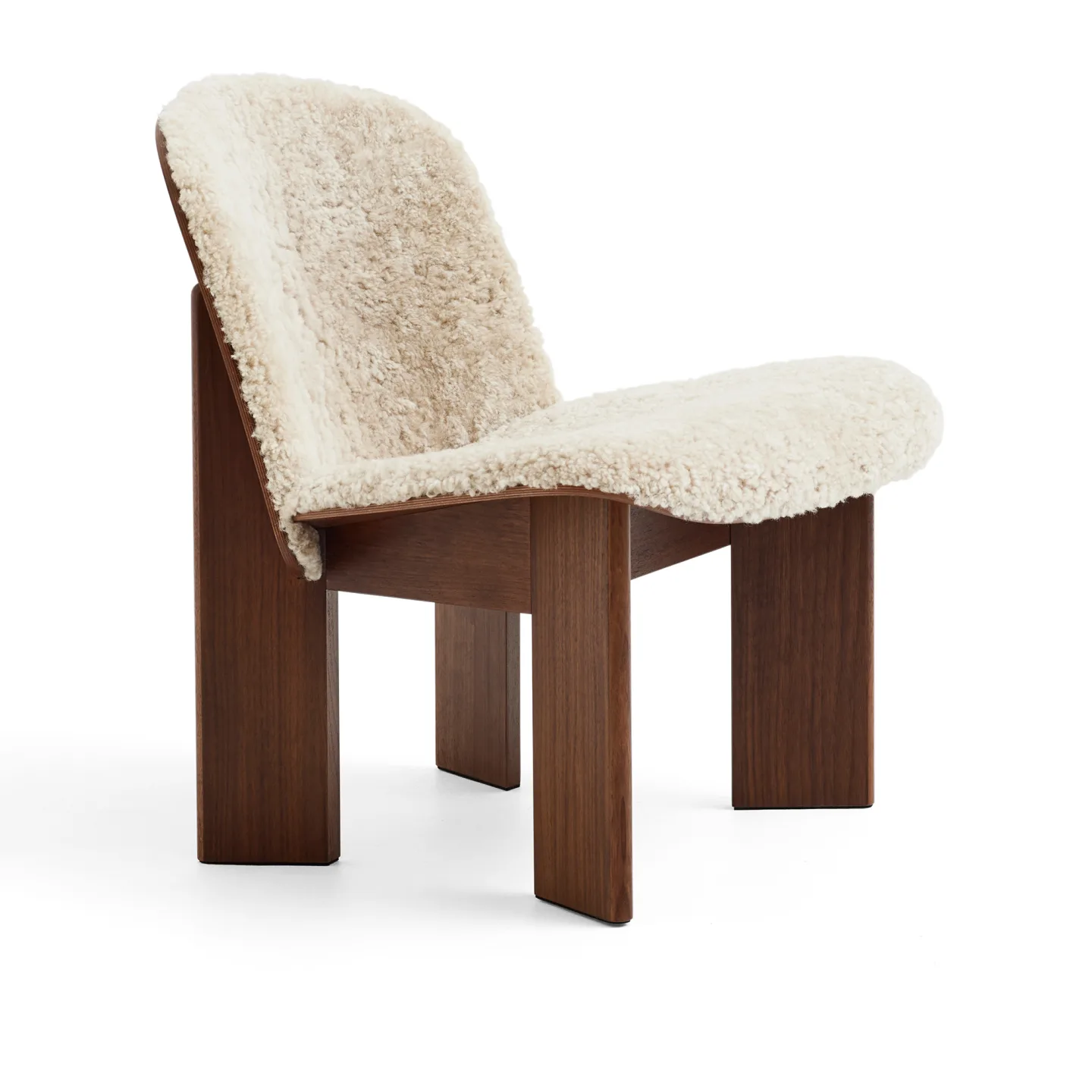 HAY - Chisel Lounge Chair - Water-based lacquered walnut Front upholstery, Sheepskin MOHAWI 21 - Fåtöljer - Andreas Bergsaker