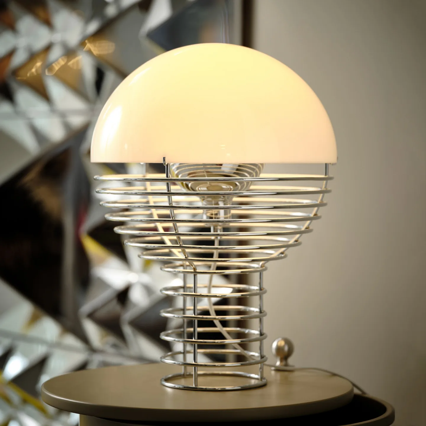Wire bordslampa Ø30 krom/vit - VERPAN Wire Small - Vardagsrum - Design - Metall - Med lampskärm