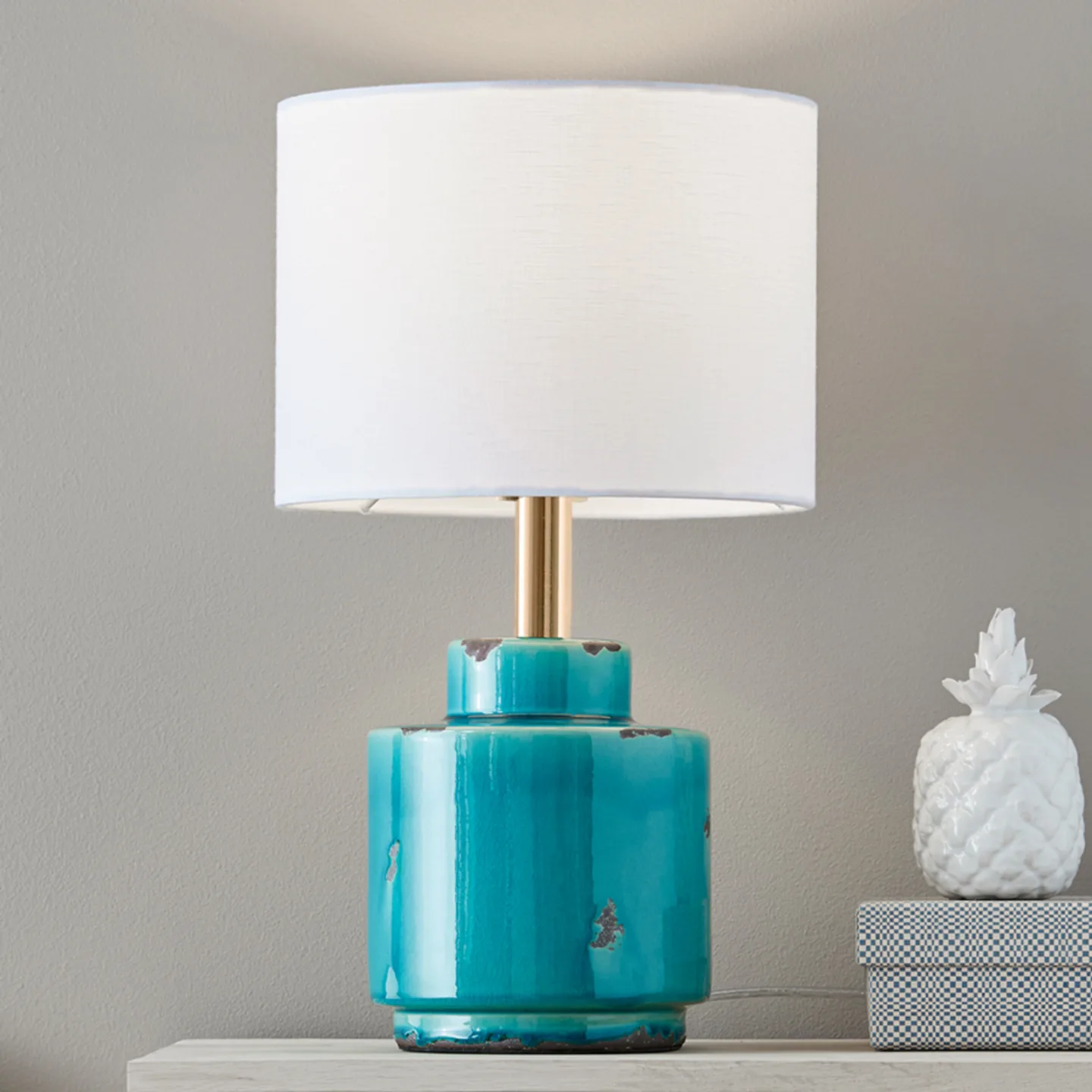 Cous Bordlampe Antique Brass Blue/White - Markslöjd - Stue - Moderne - Keramikk - Med skjerm
