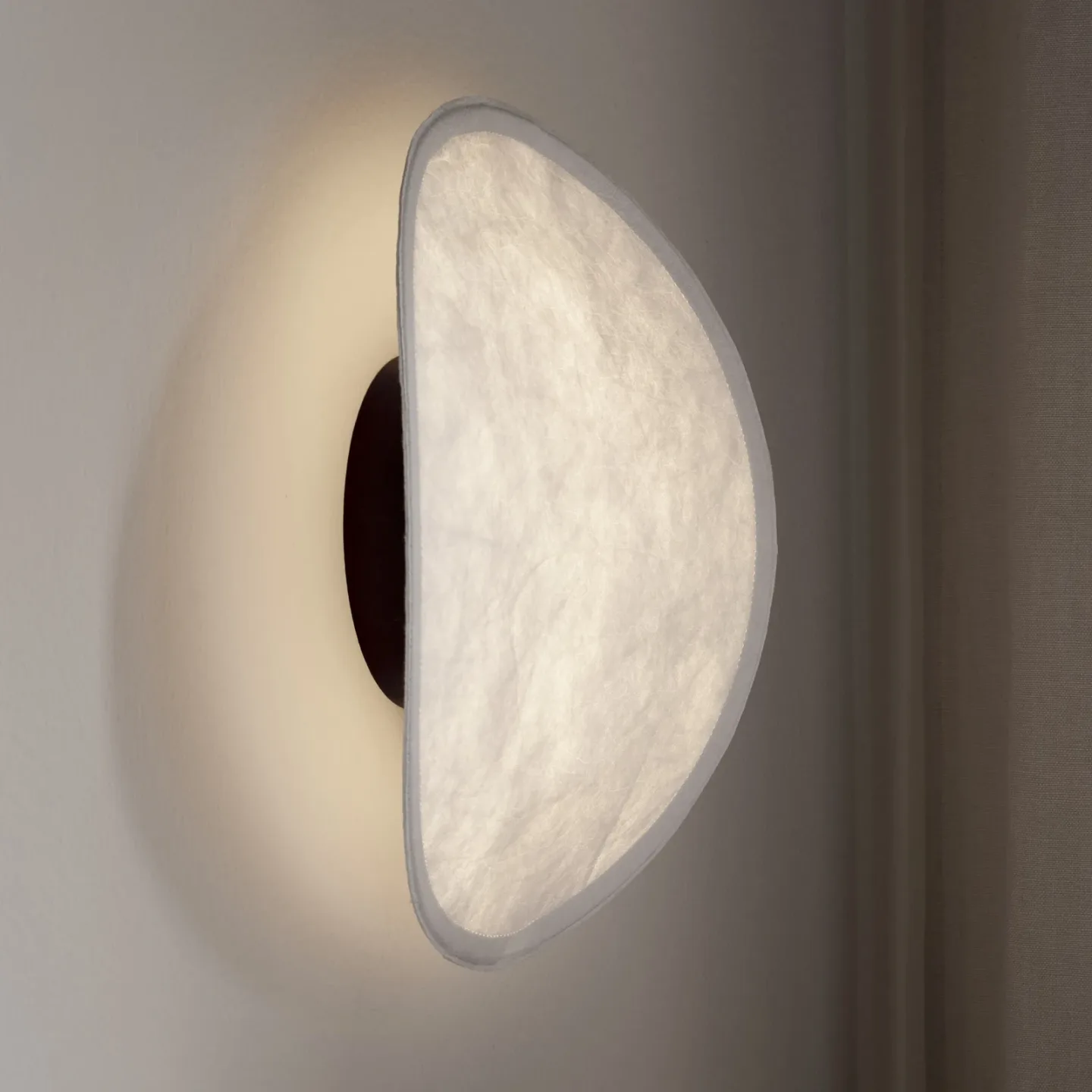 Tense LED-væglampe, hvid/sort, Ø 35 cm – New Works - Stue - Design - Plastik - Med én lyskilde